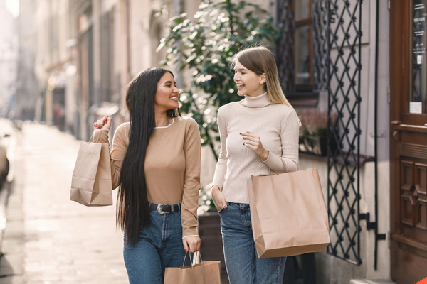 alışverişe giden iki kadın