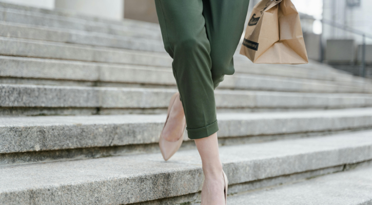 yeşil pantalon pembe topuklu ayakkabı
