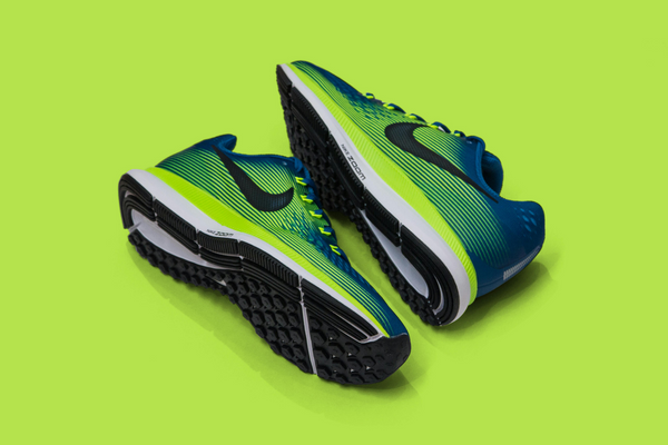 Yeşil ve mavi renklerinde bir spor ayakkabı